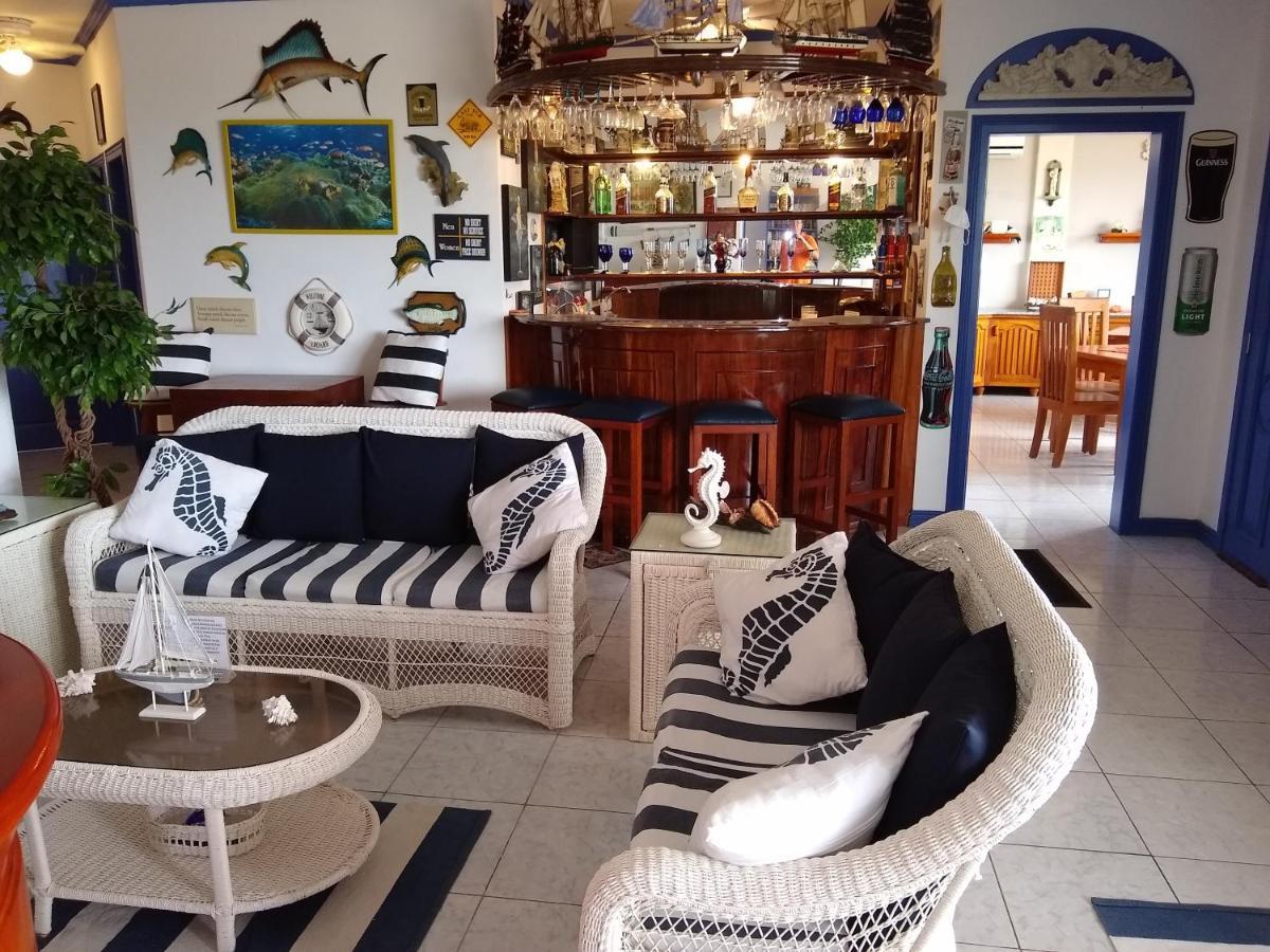 Drake Inn Puerto Villamil Exterior photo