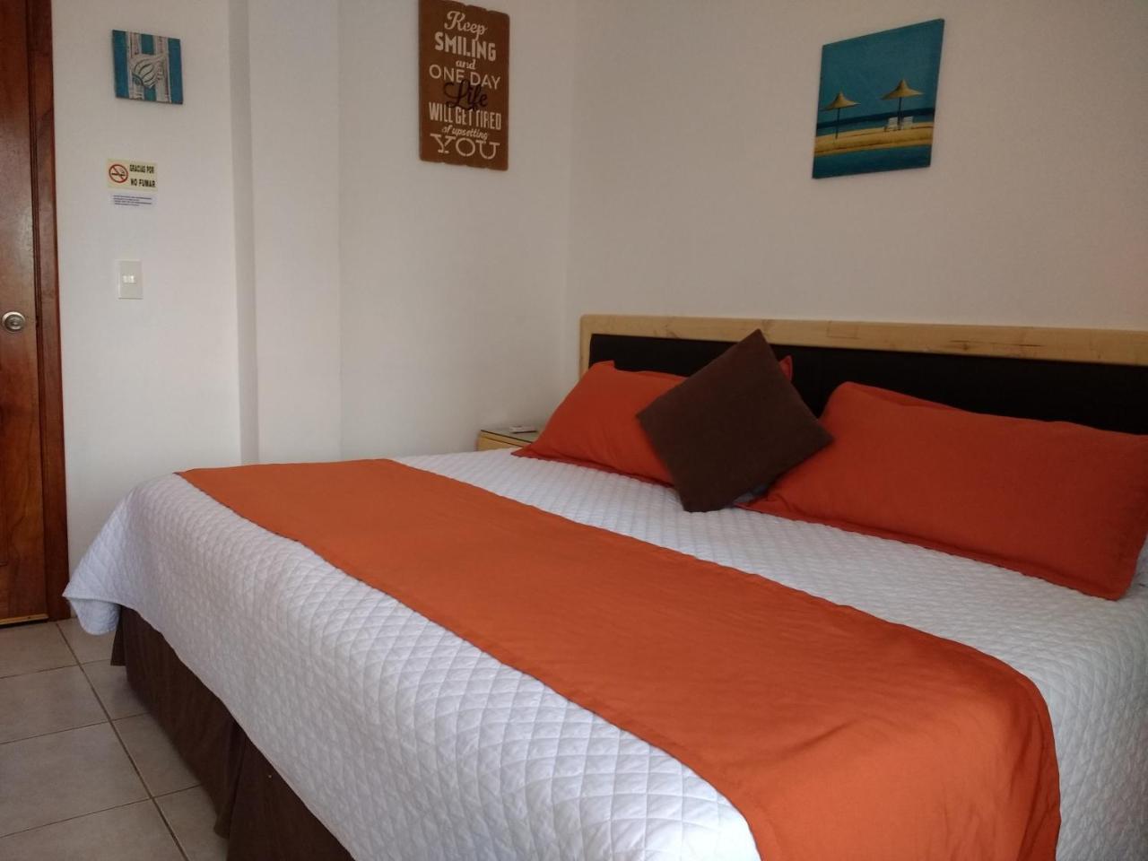 Drake Inn Puerto Villamil Exterior photo